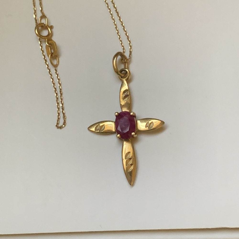10kt Gold Cross Pendant Necklace with Pink Ruby Center. Beautiful Necklace 🩷